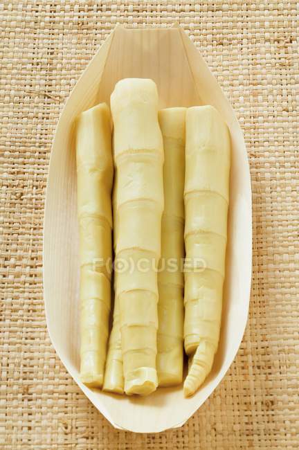 Brotos de bambu em tigela de madeira — Fotografia de Stock