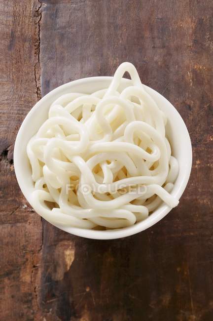 Nouilles Udon dans un bol blanc — Photo de stock