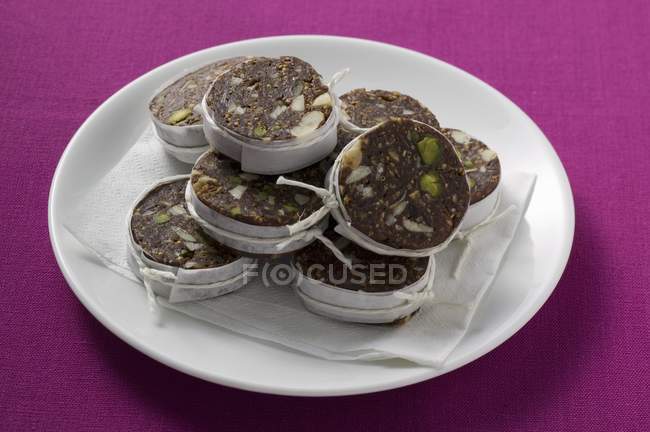 Vista close-up de fatias de salsicha de figo doce na placa — Fotografia de Stock