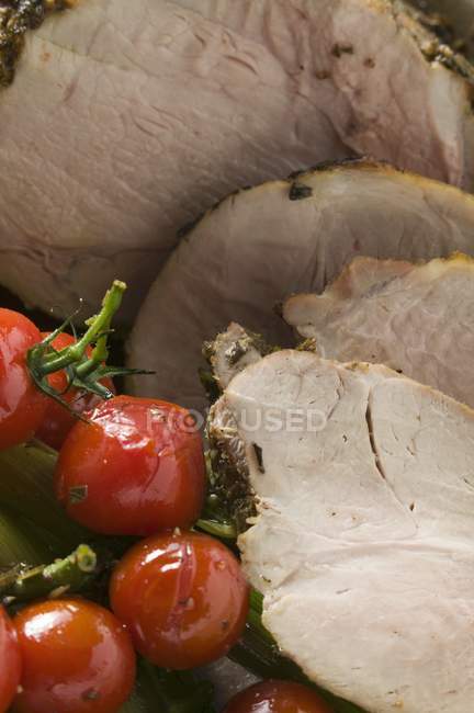 Cerdo asado parcialmente tallado - foto de stock