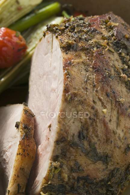 Carne de porco assada parcialmente esculpida — Fotografia de Stock