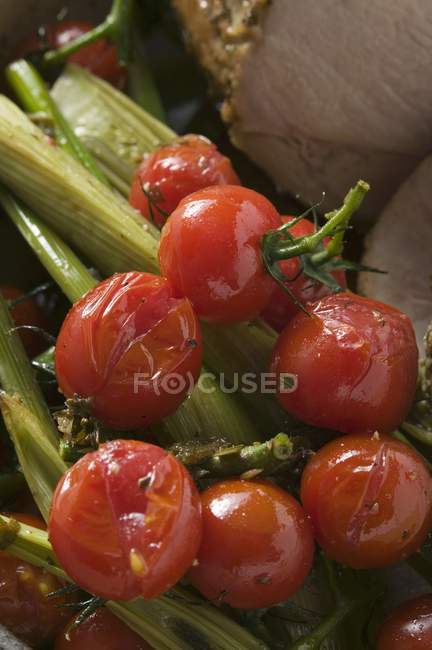 Porco assado com tomate cereja — Fotografia de Stock