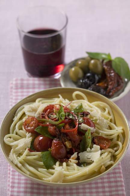 Spaghetti with tomatoes and cheese — Stock Photo