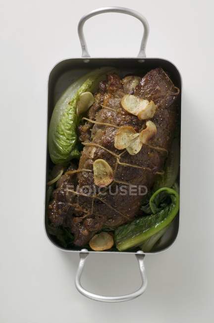 Cordeiro assado com alho e legumes — Fotografia de Stock