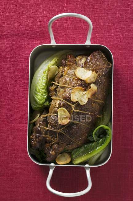 Roasted lamb with garlic and vegetables — Stock Photo