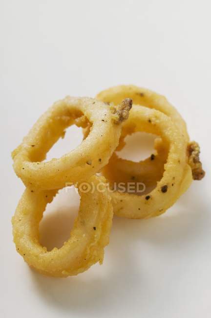 Жареные кольца кальмара — стоковое фото