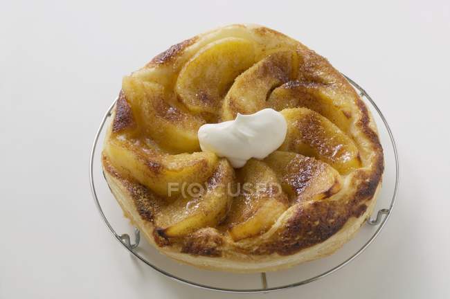 Massa folhada torta de maçã com creme — Fotografia de Stock