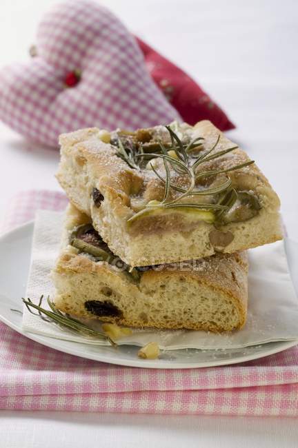 Focaccia with figs and pine nuts — Stock Photo