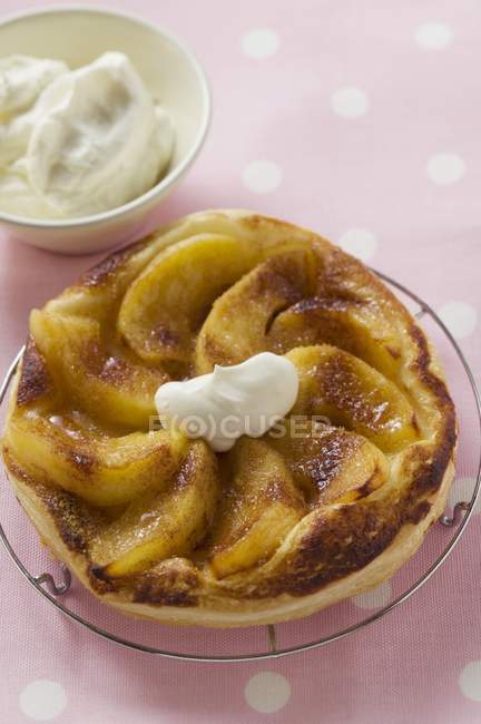Яблочный пирог со сливками — стоковое фото