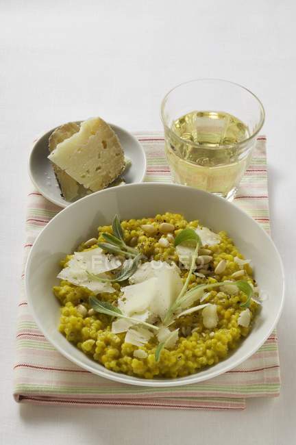 Risotto mit Salbei, Pinienkernen und Parmesan — Stockfoto