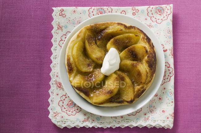 Яблочный пирог со сливками — стоковое фото