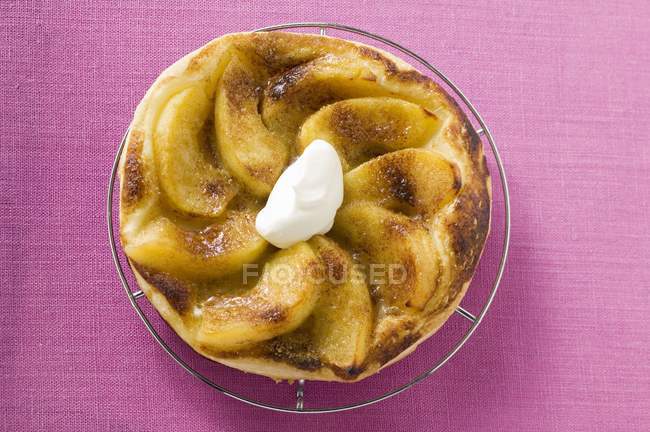 Crostata di mele sfoglia con crema — Foto stock