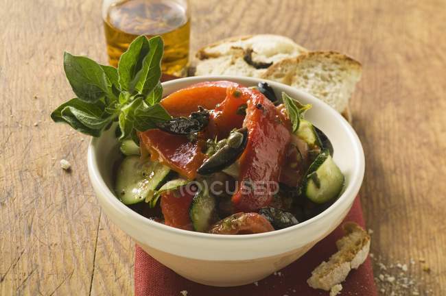 Antipasti liguri con pane e olio d'oliva su placca bianca su superficie lignea — Foto stock