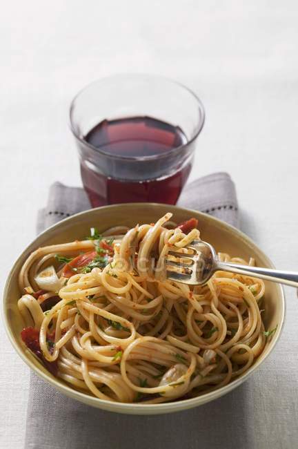 Spaghetti con peperoni secchi — Foto stock