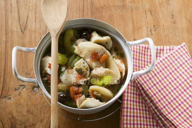 Gebackener Suppenfisch mit Oliven und Kapern — Stockfoto