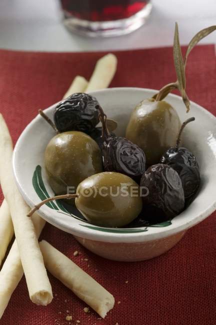 Чорно-зелені оливки з грісіні — стокове фото