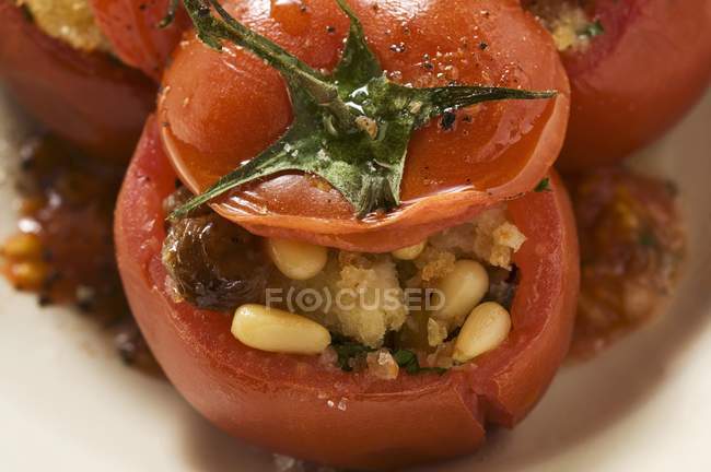 Tomaten gefüllt mit Brot — Stockfoto