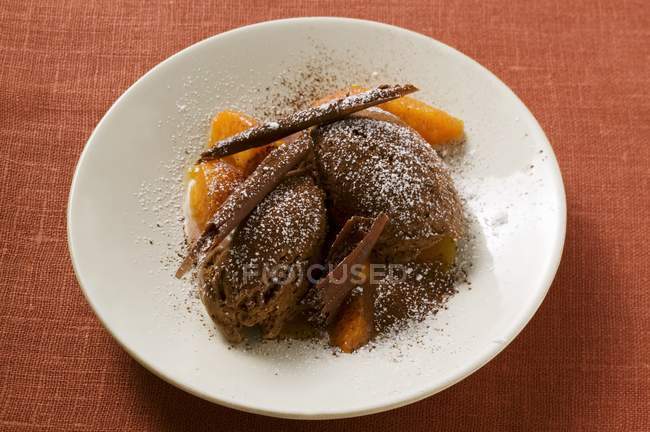Шоколадный мусс с фруктами на тарелке — стоковое фото