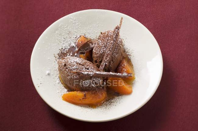 Schokoladenmousse mit Früchten auf Teller — Stockfoto