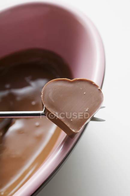 Fonduta al cioccolato con cioccolato a forma di cuore — Foto stock
