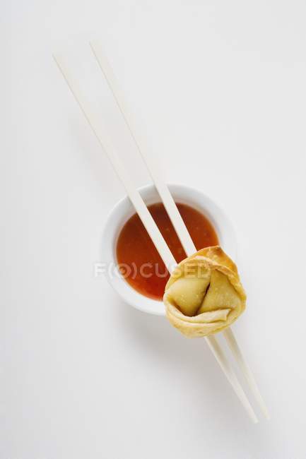 Вонтон во фритюре со сладким и кислым соусом — стоковое фото