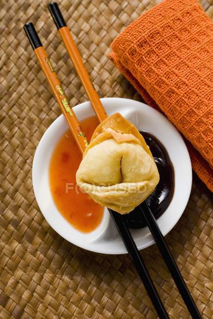 Top view of a deep-fried Wonton with two sauces and chopsticks — Stock Photo