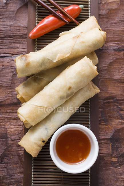Spring rolls with chili sauce — Stock Photo
