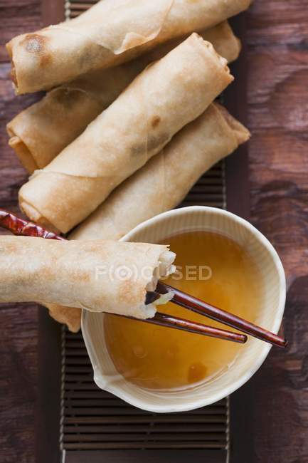 Spring rolls with sauce — Stock Photo