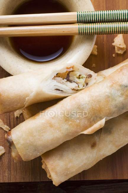 Spring rolls with soy sauce — Stock Photo