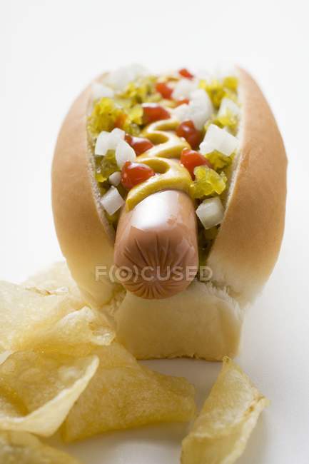 Hot dog with crisps — Stock Photo
