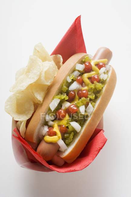 Hot dog with crisps — Stock Photo