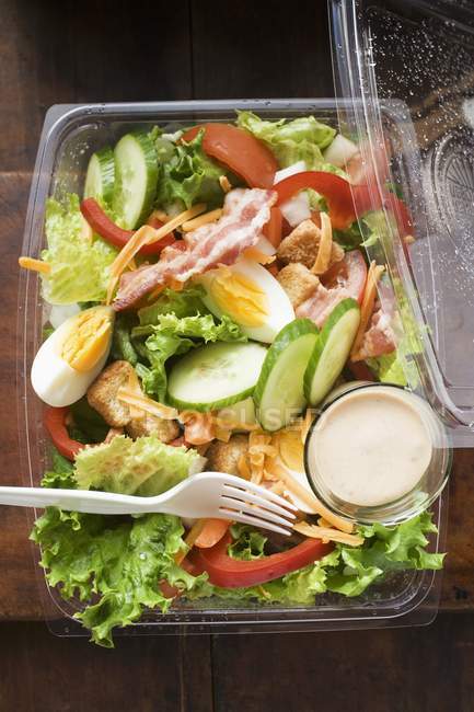 Feuilles de salade avec oeuf — Photo de stock