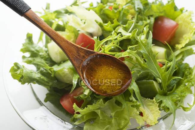 Verter azeite em salada — Fotografia de Stock