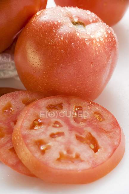 Tomates rojos maduros frescos - foto de stock