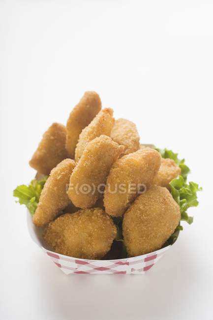 Nuggets de frango em prato de papelão — Fotografia de Stock