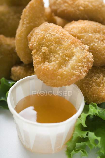 Nuggets de frango com molho — Fotografia de Stock