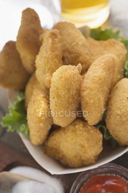 Chicken Nuggets in Pappschüssel — Stockfoto