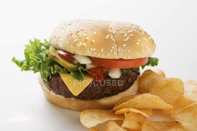 Cheeseburger mit Kartoffelchips — Stockfoto