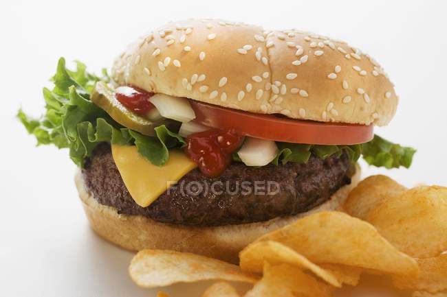 Чізбургер з картопляними чіпсами — стокове фото