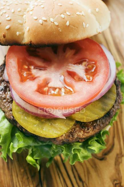 Hamburger maison avec cornichons — Photo de stock