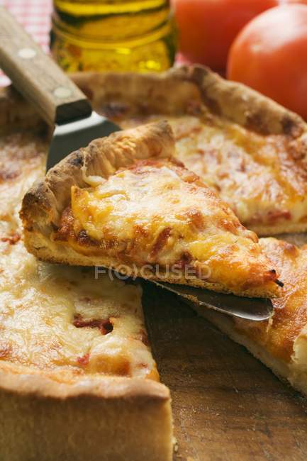 Pizza Margherita tranchée — Photo de stock