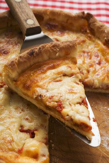 Pizza Margherita en rodajas - foto de stock