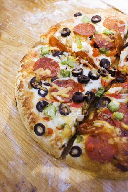 Піца Пепероні з перцем та оливками — стокове фото