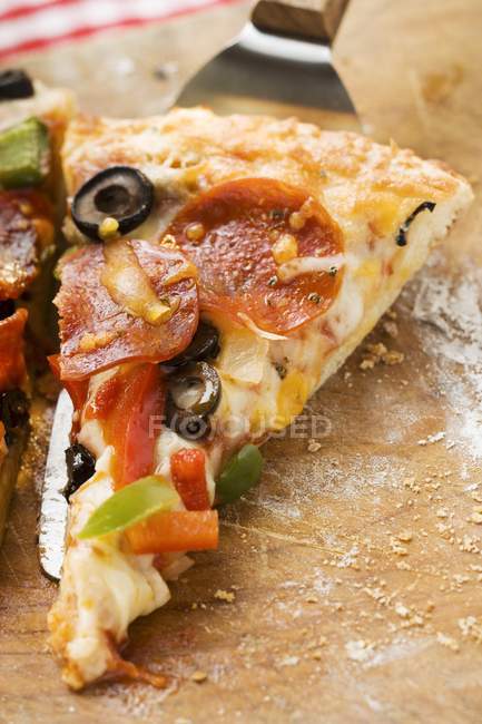 Pizza de pepperoni con pimientos y aceitunas - foto de stock