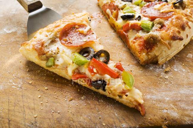Pizza al peperoncino con peperoni e olive — Foto stock