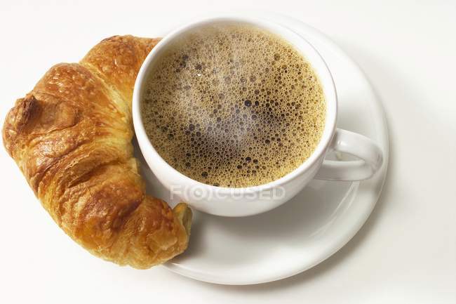 Tasse de café et croissant — Photo de stock