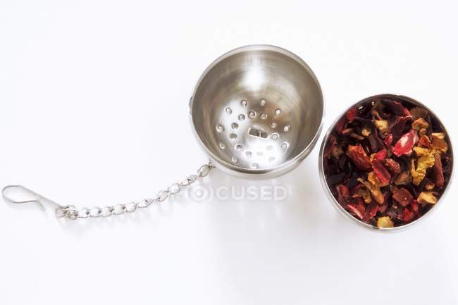 Фруктовый чай в чайном шаре — стоковое фото