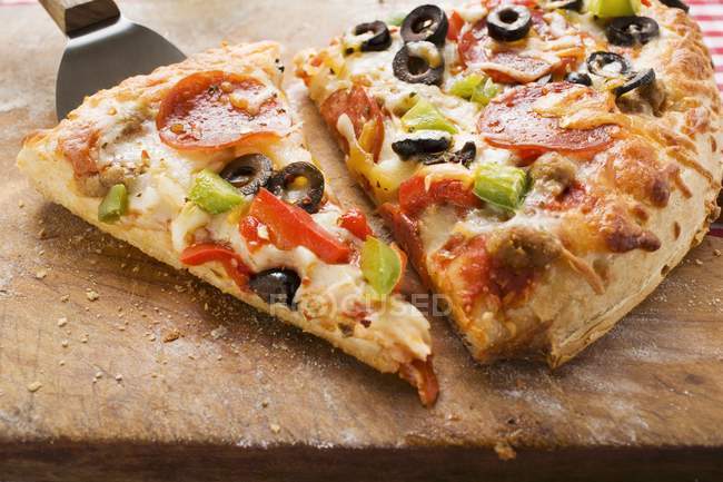 Pizza pepperoni aux poivrons et olives — Photo de stock