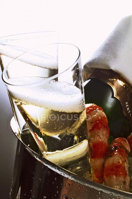 Dois copos de champanhe e camarões — Fotografia de Stock