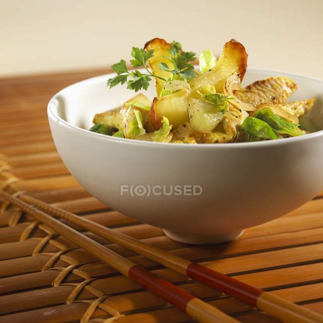 Tiras de peru com legumes e maçã em tigela branca — Fotografia de Stock